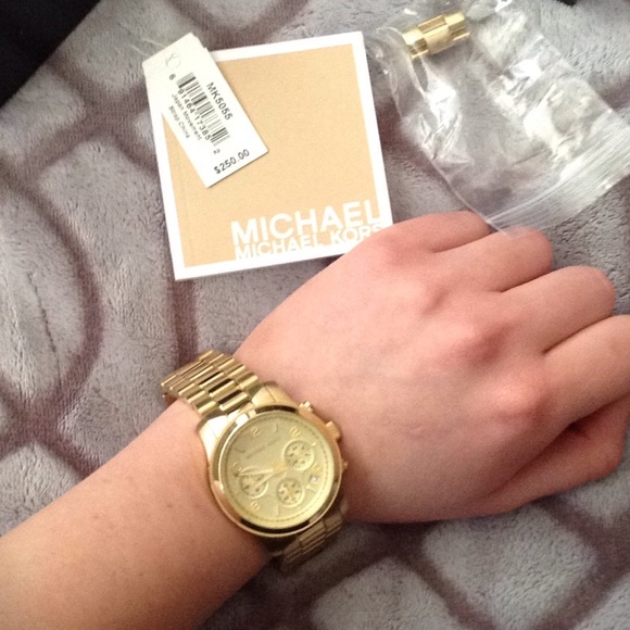 Large gold Michael Kors watch - Picture 5 of 5